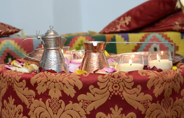 Tártaro da Crimeia traditiona utensílios de mesa, feitos de jarra de cobre, jazzve e óculos com velas dentro de queima - Foto, Imagem