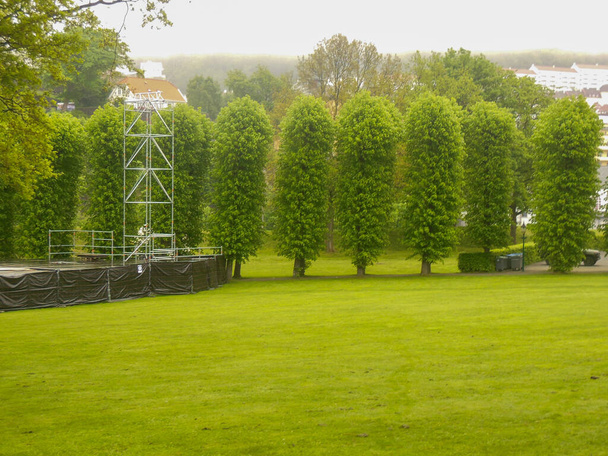un parco in norway con bellissimi alberi vicino al porto crociere di bergen - Foto, immagini