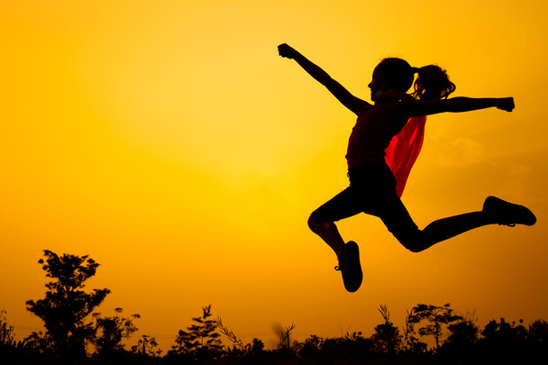 tiener meisje springen op de aard - Foto, afbeelding
