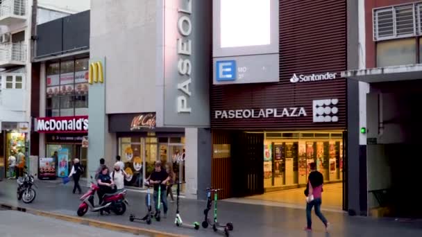 Комплекс Пасео Ла Плаза на проспекті Коррієнтес, Буенос-Айрес, Аргентина - Кадри, відео