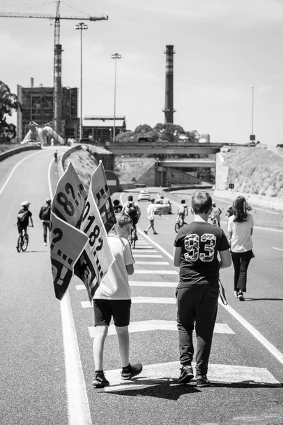 PONTEVEDRA, HISZPANIA - CZERWCA 16, 2019: Demonstracja ekologiczna przeciwko przemysłowi cukierniczemu położonemu nad brzegiem Ria de Pontevedra. - Zdjęcie, obraz