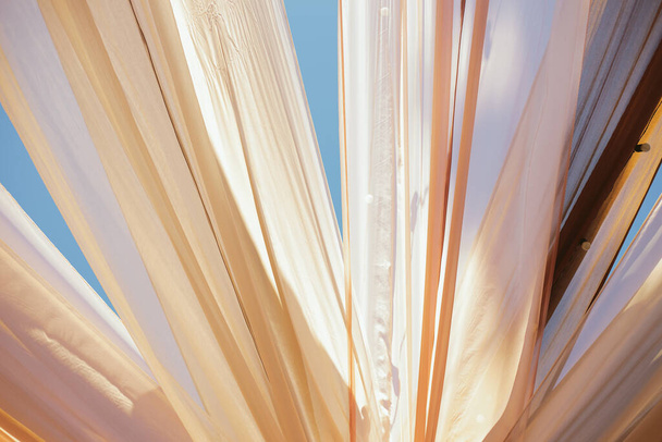 Szałasy markizy z tkaniny różowe zasłony na morskim wietrze na wietrze - Zdjęcie, obraz