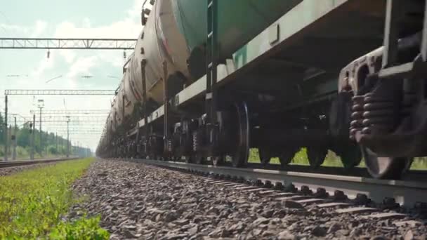 Video del treno merci in movimento sulla ferrovia - Filmati, video