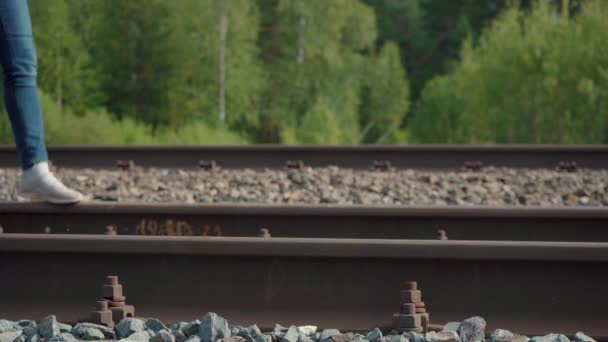 El rodaje de la mujer que camina en el ferrocarril en el verano - Imágenes, Vídeo