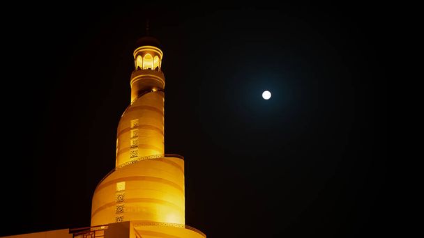 Dolunay arkaplanlı İslami minarenin arkaplan resmi. - Fotoğraf, Görsel