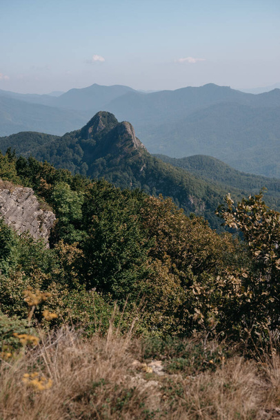 Belles montagnes rocheuses dans le parc national. Vue panoramique sur la montagne rocheuse à deux têtes. Montagnes et paysages de la réserve naturelle du Caucase en Russie. - Photo, image