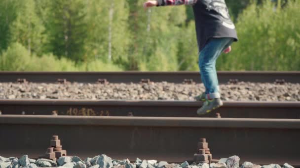 Schieten van het kind wandelen op de spoorlijn in de zomer - Video