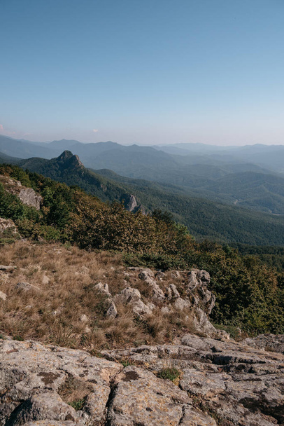 Belles montagnes rocheuses dans le parc national. Nature de la Russie. Belle vue panoramique du sommet d'une montagne rocheuse à la forêt et la vallée. - Photo, image