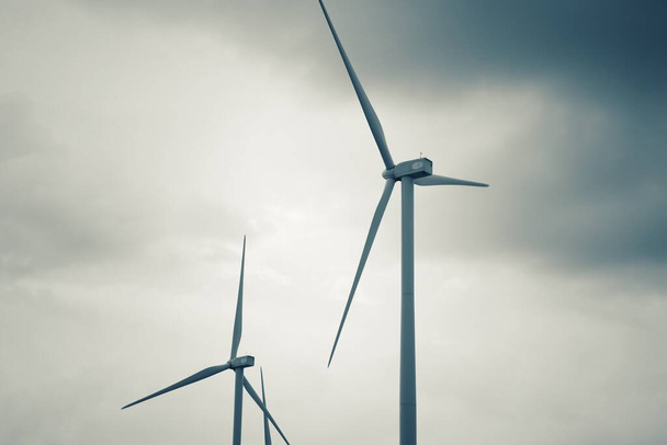 Ветряные турбины ферма и небо - Фото, изображение