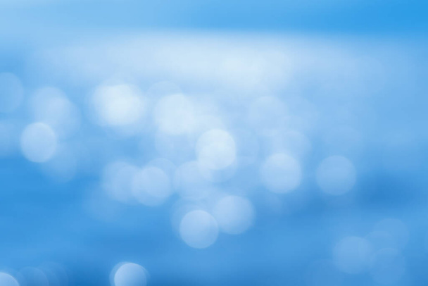 Delicato sfondo blu bokeh texture mare. bagliore blu sfocato bokeh sull'acqua in una giornata di sole. riposo e viaggio - Foto, immagini