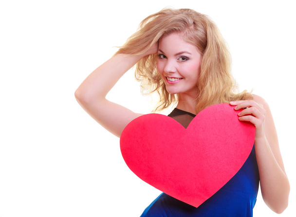 Красное сердце. символ любви. женщина держит символ Дня Святого Валентина
. - Фото, изображение