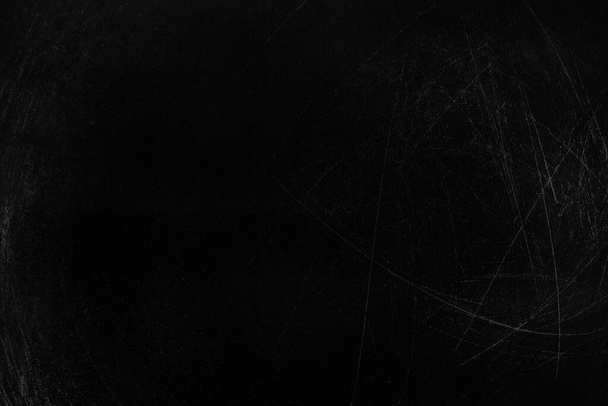 Régi fekete stukkó fal fehér karcolásokkal és karcolásokkal. textúra grunge fekete tábla krétával és repedésekkel - Fotó, kép