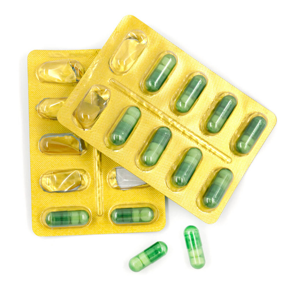Tabletki w opakowaniu odizolowane na białym tle. zbliżenie - Zdjęcie, obraz