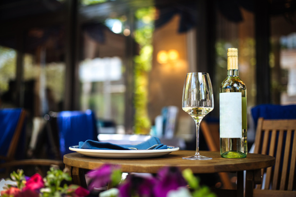 Restaurante terraza de verano mesa con vino blanco - Foto, imagen