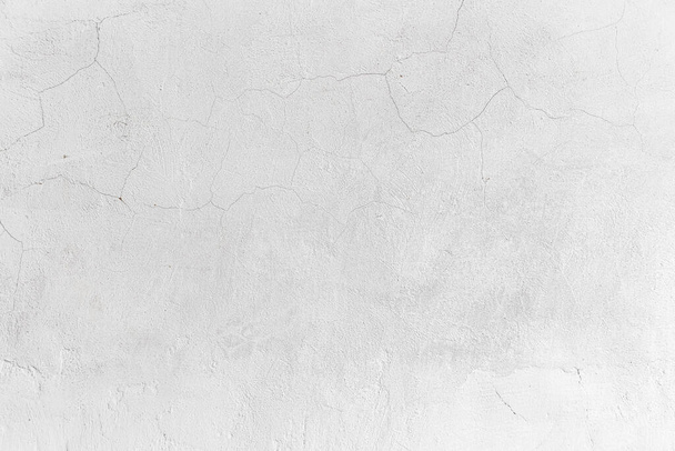 Грубый белый рельеф лепнины с трещинами стены текстуры фона. пробелы для дизайнеров - Фото, изображение
