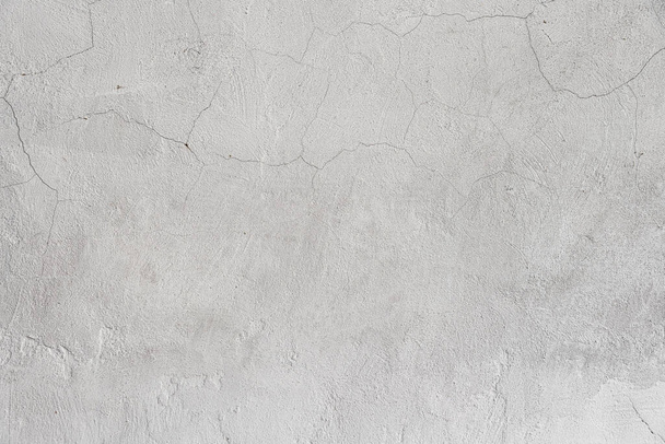 Груба біла рельєфна ліпнина з тріщинами на стіні текстури фону. порожня для дизайнерів
 - Фото, зображення