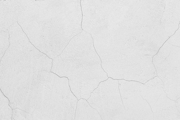 Hrubý bílý reliéfní štuk s prasklinami textury stěny pozadí. prázdné pro návrháře - Fotografie, Obrázek