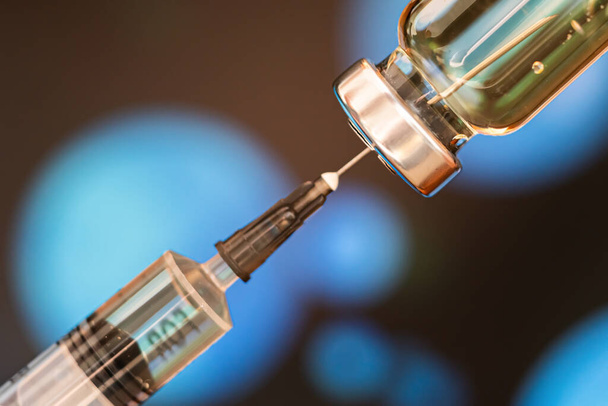 Spuit met een vaccin. Medisch griepprik concept. injectiefles voor flacons van medisch glas - Foto, afbeelding