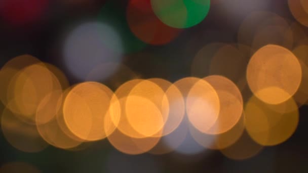 Brillantes círculos abstractos de colores desenfocados luces de Navidad de fondo. Luces de hadas borrosas. Fuera de foco vacaciones fondo árbol de Navidad. Bokeh luz del árbol de Navidad. Tema Navidad y Año Nuevo. Vídeo 4k - Metraje, vídeo