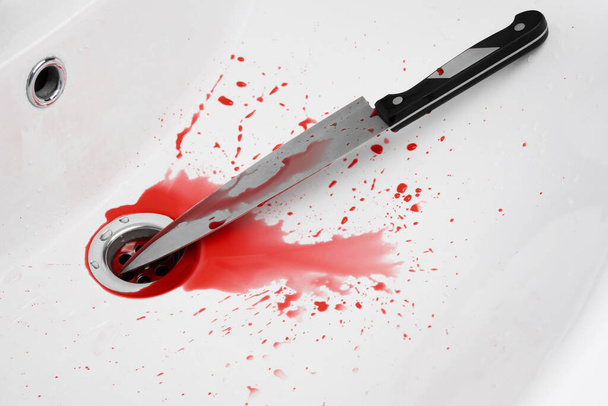 Lavaboda kanlı bıçaklar. - Fotoğraf, Görsel