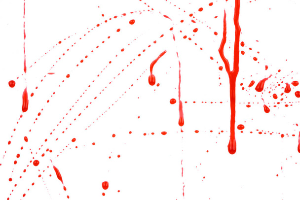 Des éclaboussures sanglantes et des gouttes sur fond blanc. goutte à goutte et suivre le sang rouge - Photo, image