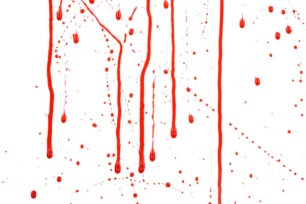 Salpicaduras sangrientas y gotas sobre un fondo blanco. Goteo y siguiente sangre roja - Foto, Imagen