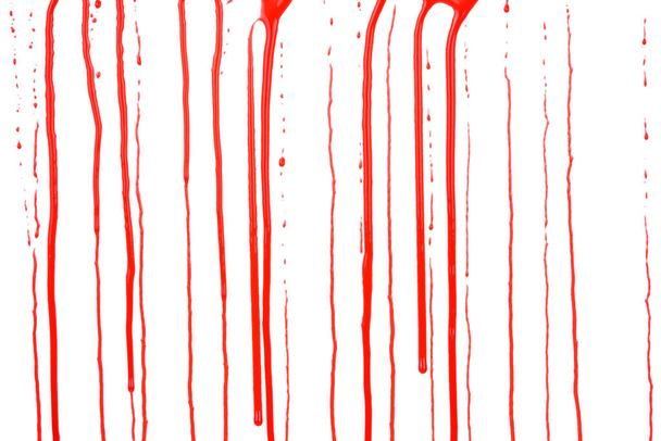 白い背景に単離された血を滴下.赤い血の飛沫、滴とトレイルを流れる - 写真・画像
