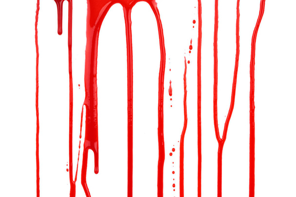 Goteando sangre aislada sobre fondo blanco. Flujo de salpicaduras de sangre roja, gotas y rastro - Foto, Imagen