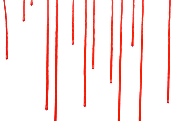 Капающая кровь изолирована на белом фоне. Поток красной крови брызги, капли и след - Фото, изображение