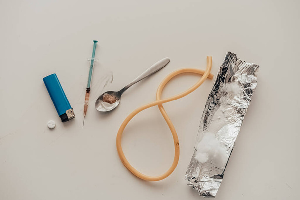 Eine Spritze mit Heroin (Amphetamin) auf dem Tisch. Sucht - Foto, Bild