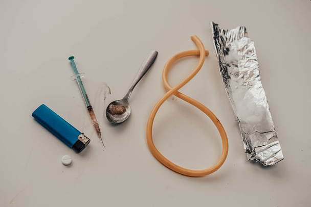 Strzykawka z heroiną (amfetaminą) na stole. uzależnienie - Zdjęcie, obraz