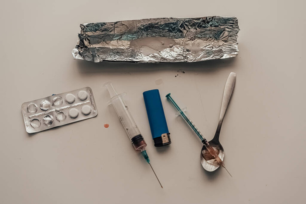 Eine Spritze mit Heroin (Amphetamin) auf dem Tisch. Sucht - Foto, Bild