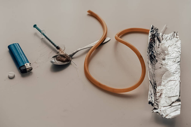 Seringue avec de l'héroïne (amphétamine) sur la table. dépendance - Photo, image