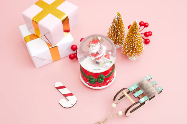 Composición navideña, regalos sobre fondo rosa pastel, copyspace - Foto, Imagen
