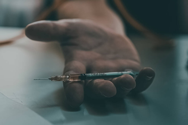 Наркоман за столом со шприцем, героиновой метамфетаминовой зависимостью - Фото, изображение