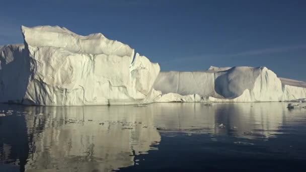 グリーンランドだ。夕日の光に照らされた氷山と氷河. - 映像、動画