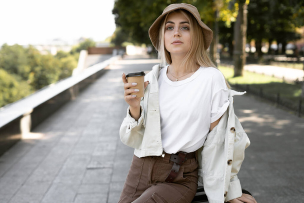 turista mujer con café en papel taza desechable, el turismo en Europa. Retrato. Copiar espacio - Foto, Imagen