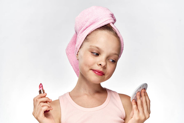 fille avec une serviette sur sa tête coton tampons soins de la peau hygiène de vie - Photo, image