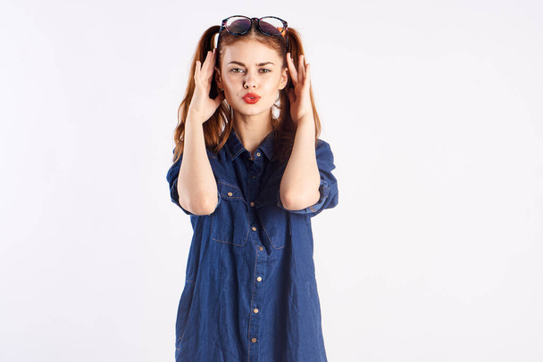 meisje in een blauw shirt helder make-up bril student emoties model leuk - Foto, afbeelding