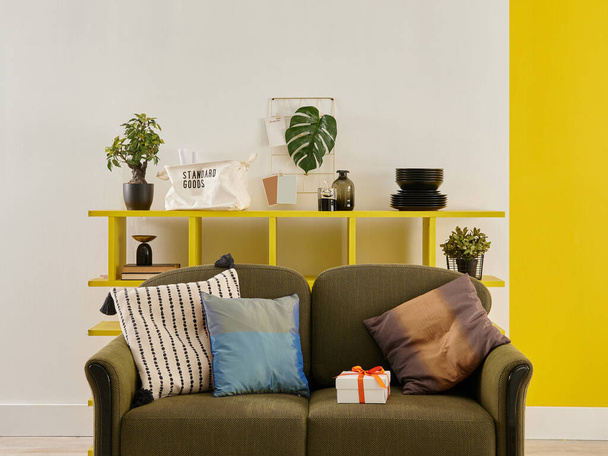 kanapé és könyvespolc háttér stílus, zöld és sárga színű belső szoba otthon tárgy és párna. - Fotó, kép