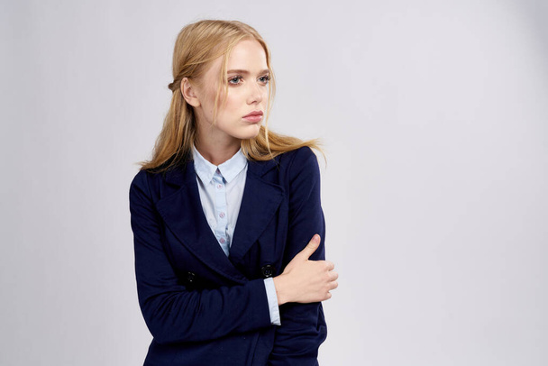 Empresária em um fundo leve em um clássico terno camisa jaqueta escura modelo documento - Foto, Imagem