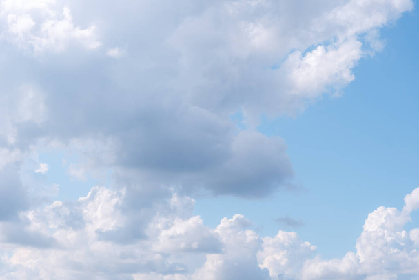 晴れた日の青空の上の美しいサーカスの雲｜背景テクスチャ - 写真・画像