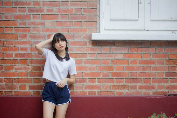 tailandés adolescente hermosa chica en japonés deportes estudiante uniforme feliz y relajarse - Foto, Imagen