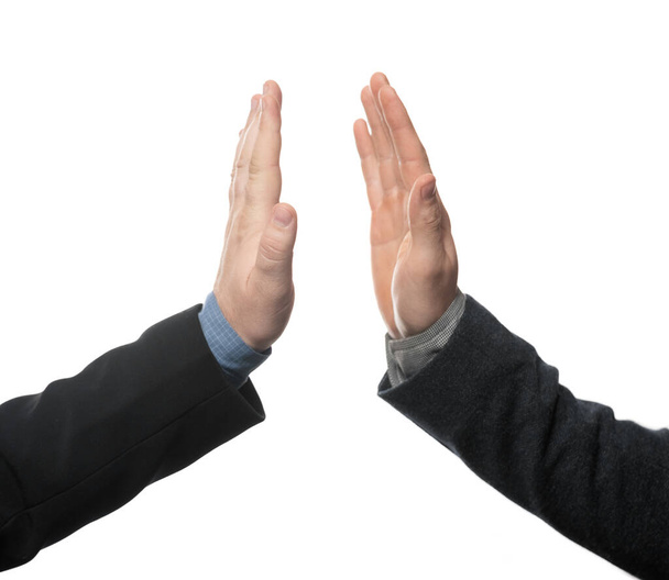 Business Handshake und Business People Konzept. Zwei Männer geben sich vereinzelt vor weißem Hintergrund die Hand. Nahaufnahme eines festen Händedrucks zwischen zwei Kollegen. - Foto, Bild