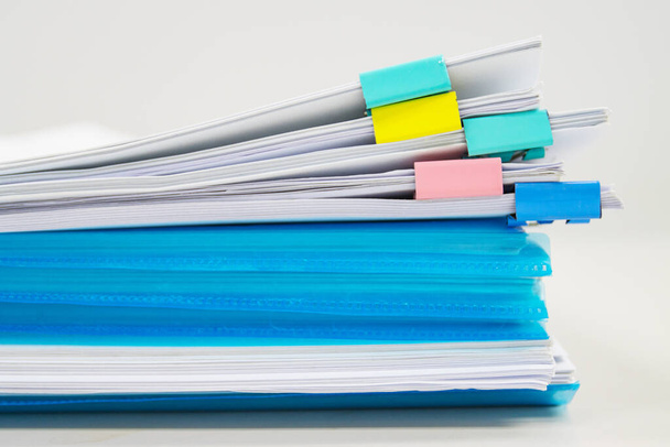 архив папки и стопка делового отчета бумажный файл на столе в рабочем кабинете, концептуальный документ в рабочем кабинете - Фото, изображение