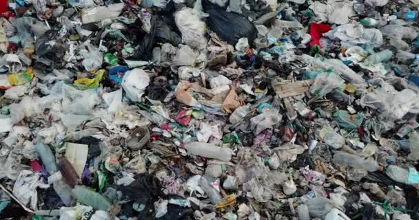 Verseuchte Meeresküste mit Plastikmüll, Müllplattform. Umweltkatastrophe, Luftaufnahmen - Filmmaterial, Video