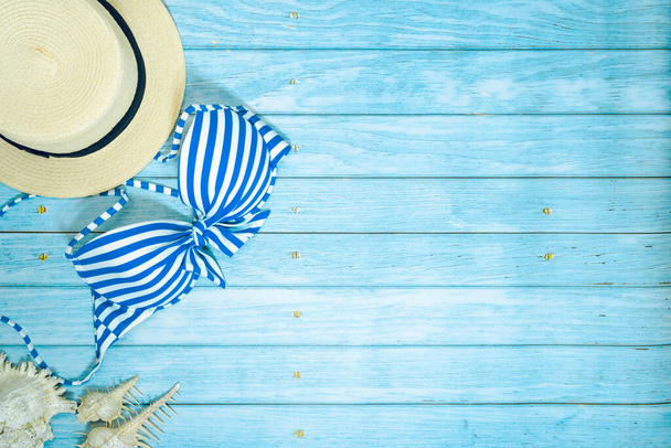 ウェブバナーと青い木製の背景に水着やビーチアクセサリーとフラットレイ夏時間 - 写真・画像