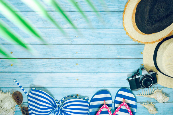 banner web y plano laico hora de verano con traje de baño y accesorios de playa sobre fondo de madera azul - Foto, imagen