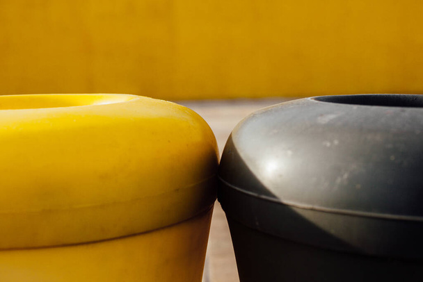 Abstract beeld van gekleurde containers in de stad, zwart en geel. Achtergronden en texturen. Industriële kunst en stad. - Foto, afbeelding