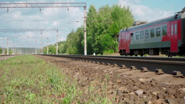 Vídeo del tren eléctrico en movimiento en el ferrocarril - Metraje, vídeo